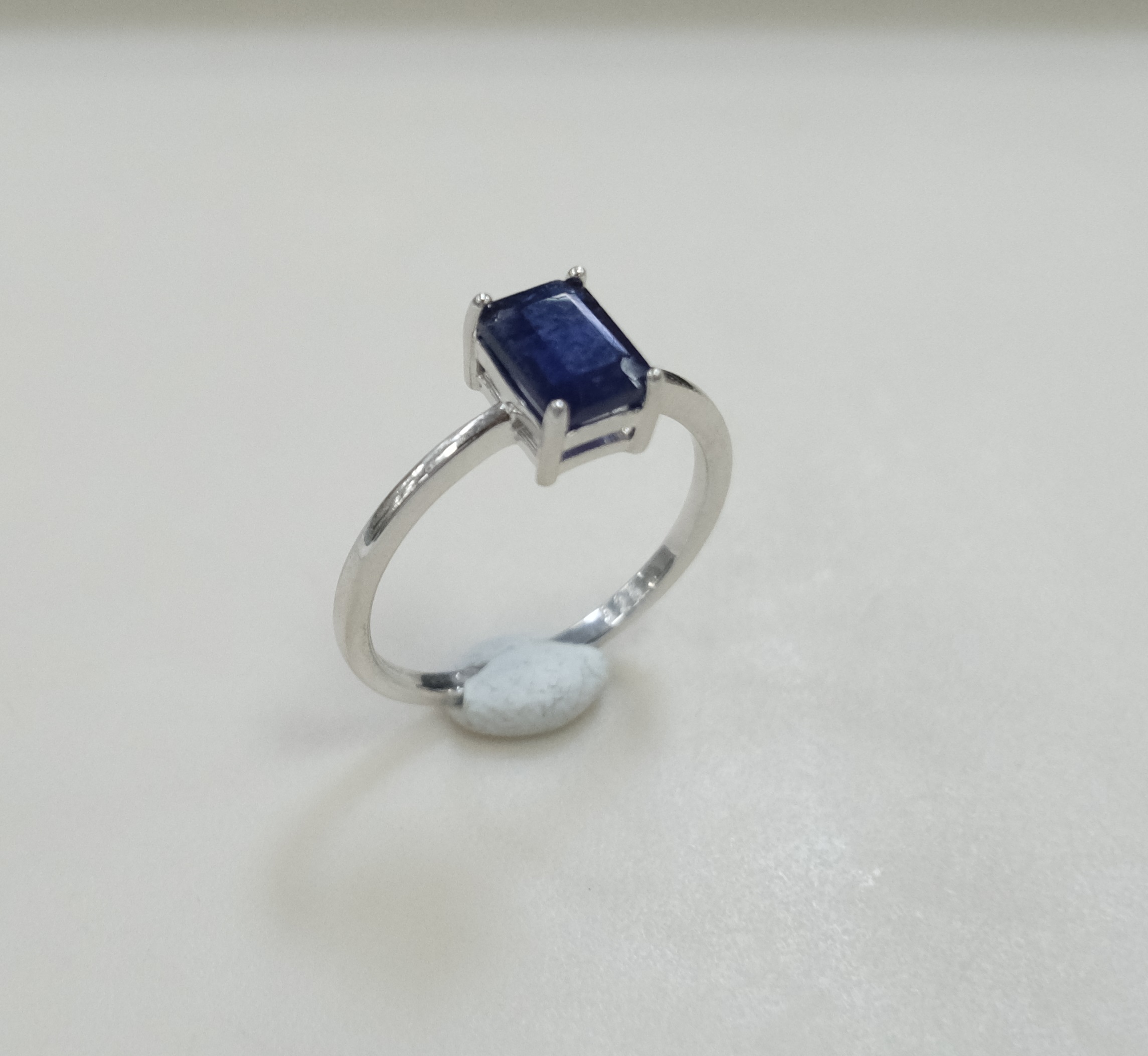 Серебряное кольцо с сапфиром